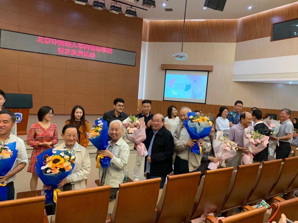 西葡的校友们重返母校