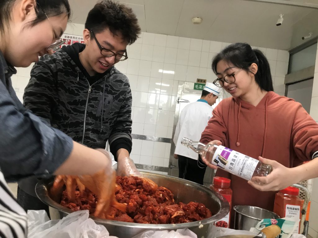 要做出三百人份的菜可不是一件容易的事