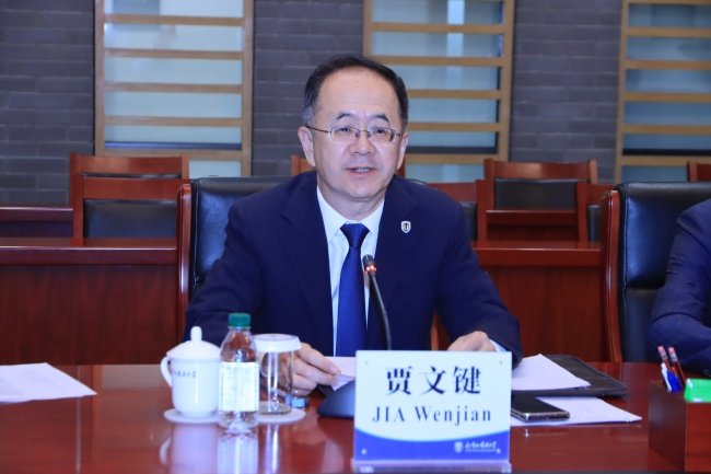 科学和创新部部长费尔南多·亚历山大率